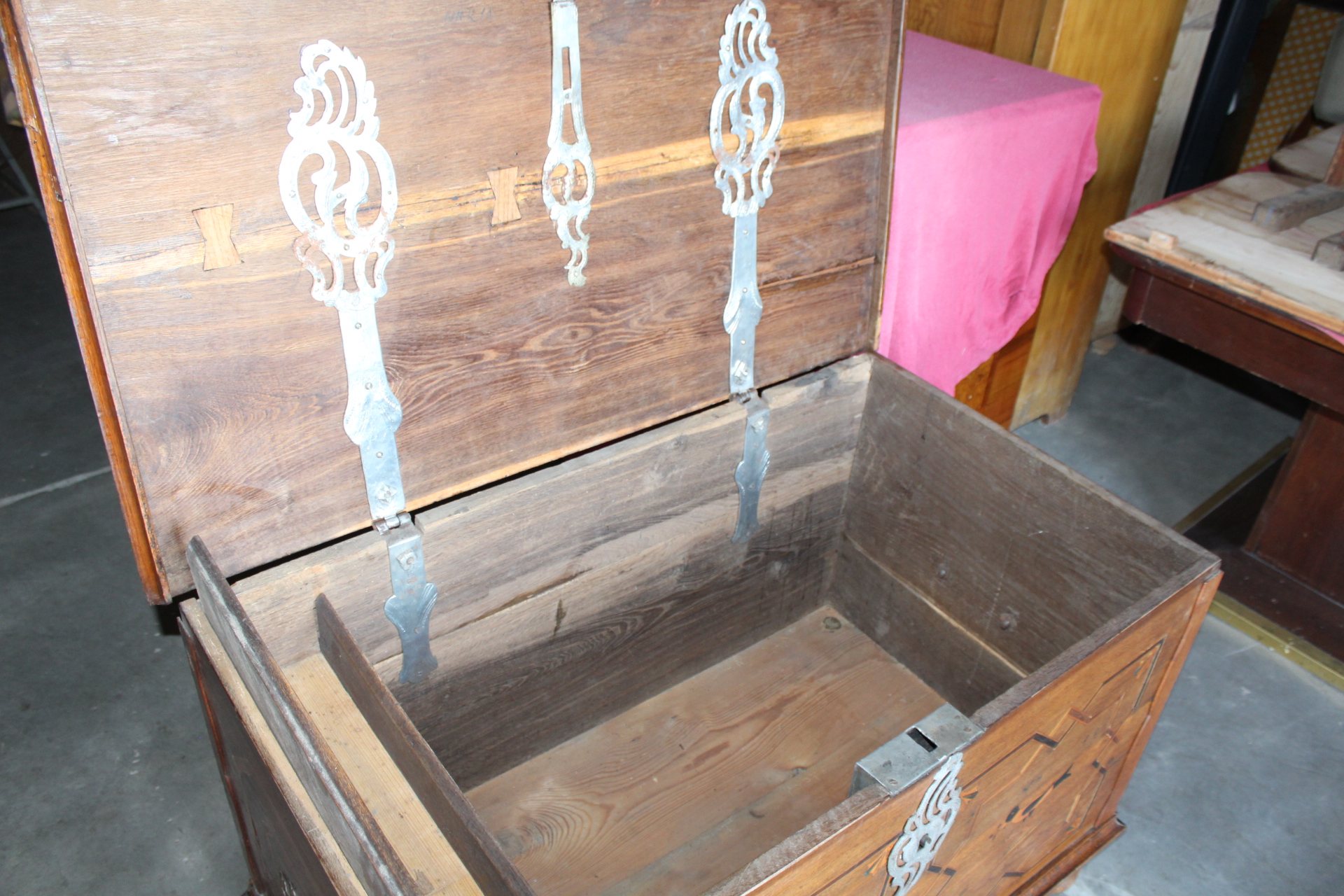 STAROŽITNÁ TRUHLA, INTARZOVANÁ