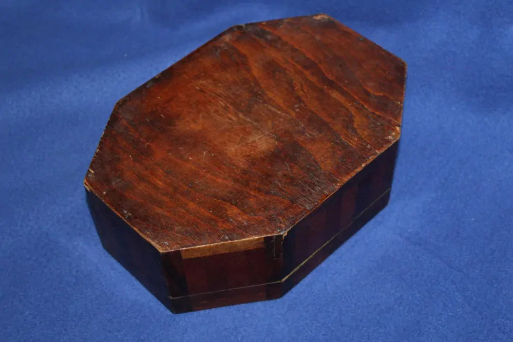 DŘEVĚNÁ ŠPERKOVNICE SE SLOVENSKÝM ZNAKEM