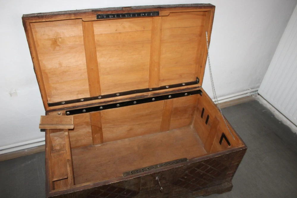 OKOVANÁ STAROŽITNÁ TRUHLA S HRACÍM ZÁMKEM