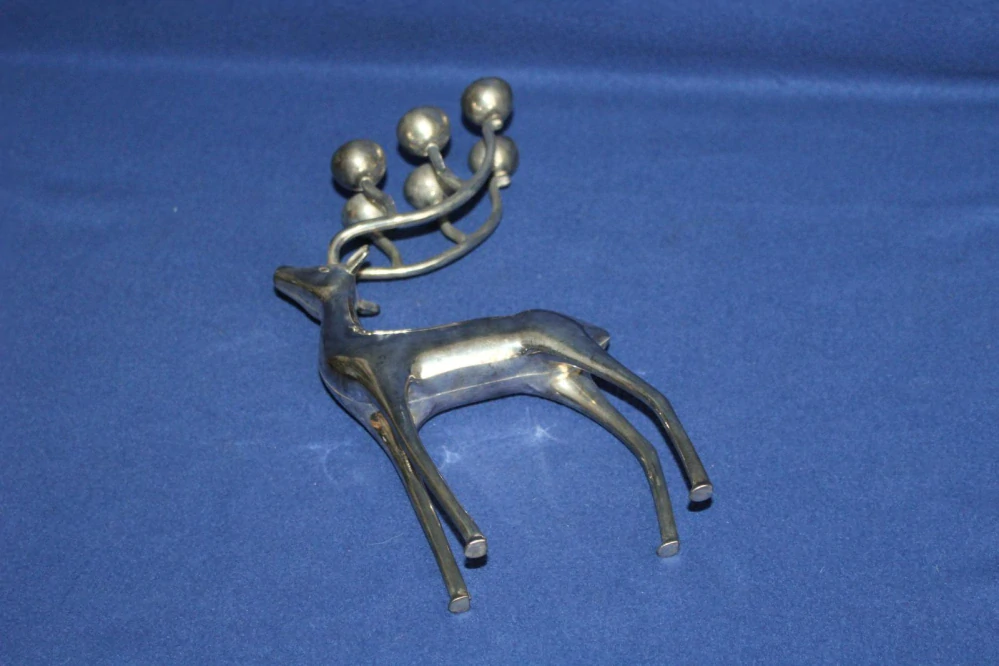 JELEN S ŠESTI SVÍCNY?, BÍLÁ MOSAZ