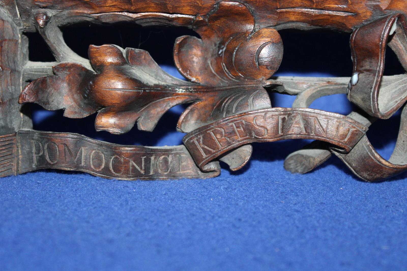 STAROŽITNÝ VYŘEZÁVANÝ RÁM, POMOCNICE KŘESŤANŮ ORODUJ...