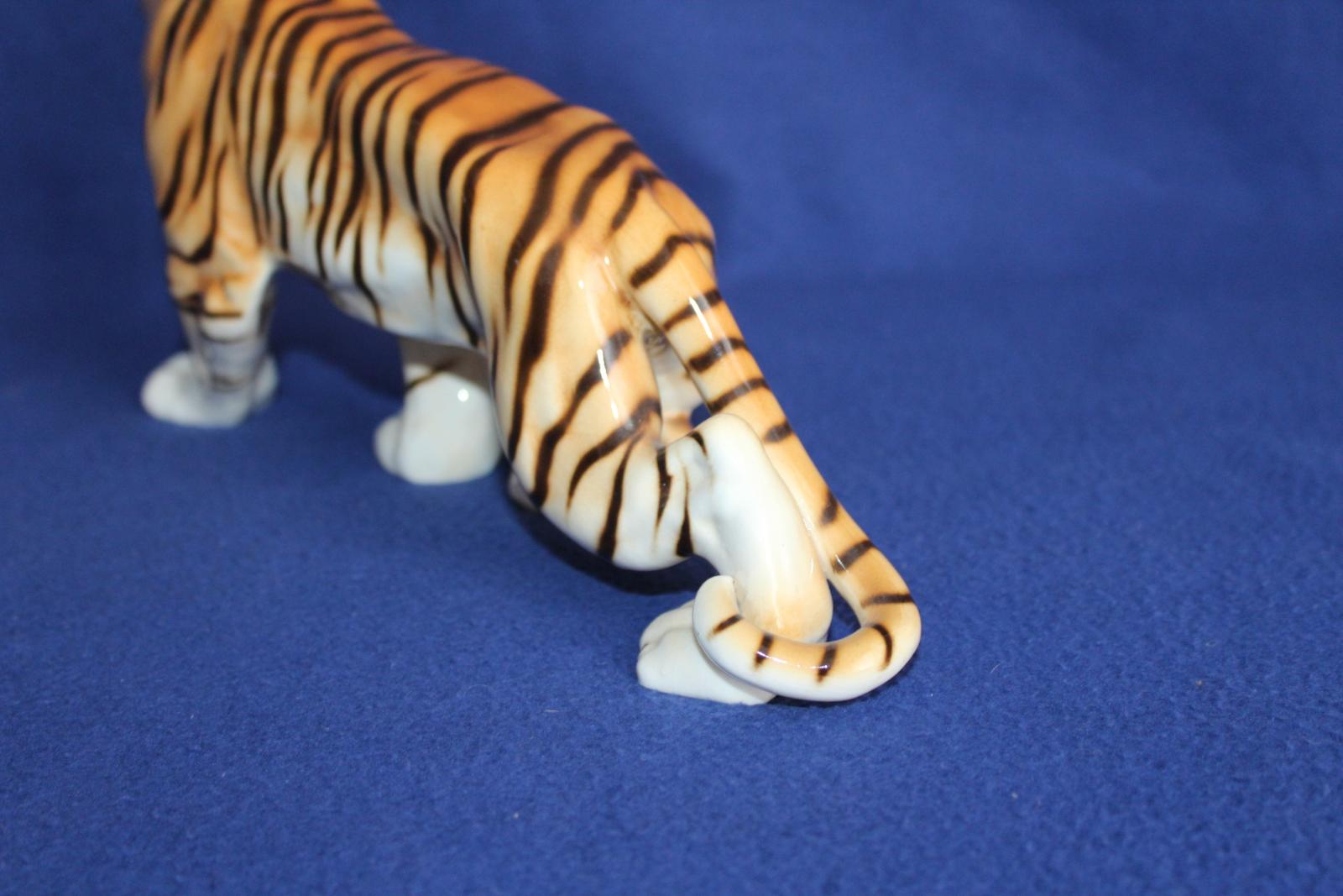 VELKÁ PORCELÁNOVÁ SOCHA, TYGR