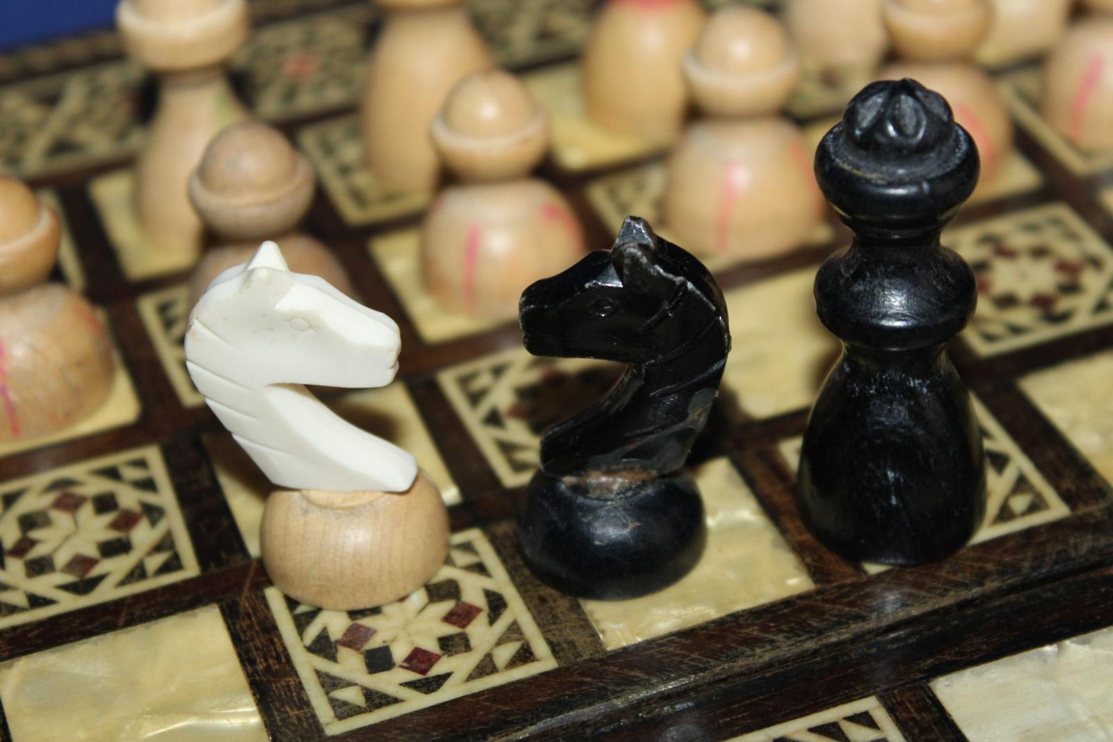 ŠACHY VYKLÁDANÉ PERLETÍ