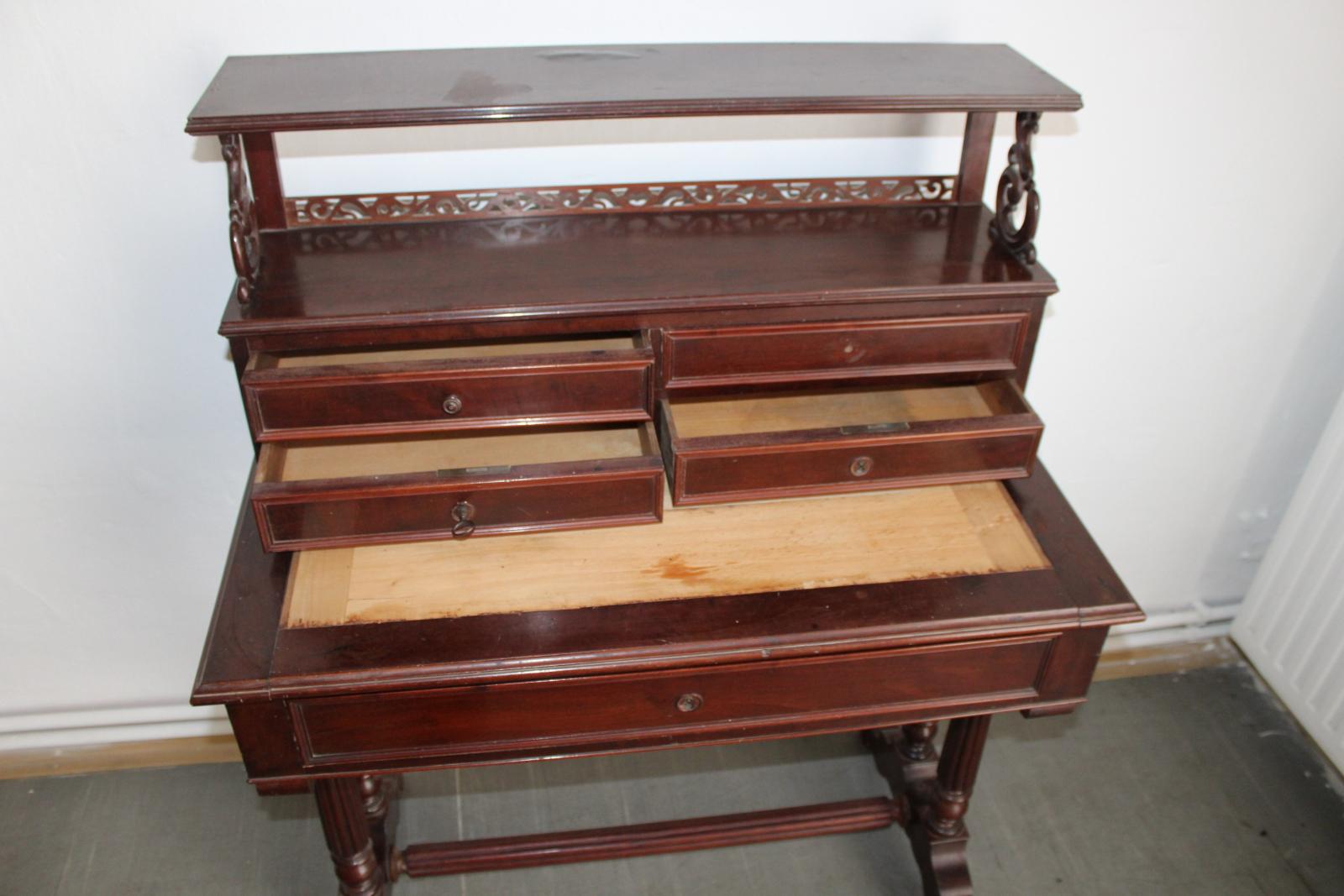 STAROŽITNÝ PSACÍ STŮL