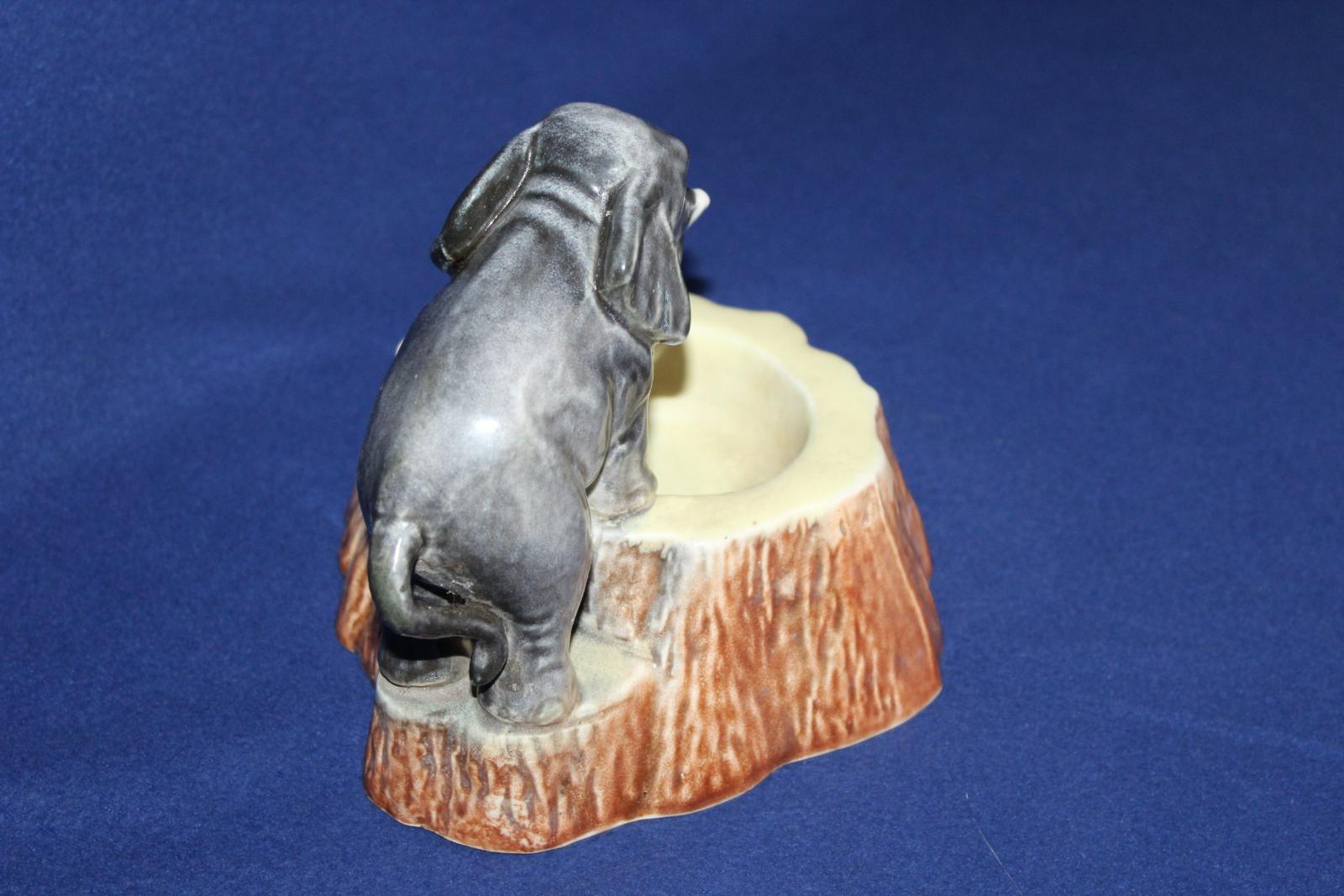 PORCELÁNOVÝ SLON, POPELNÍK