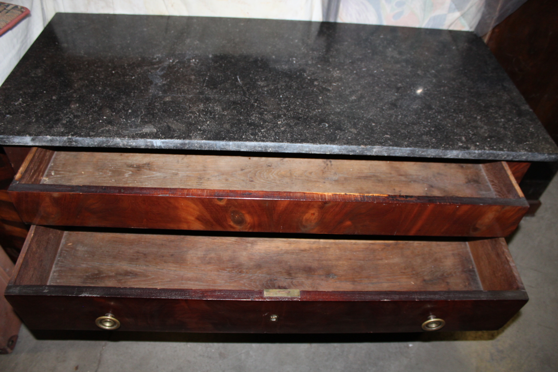 KOMODA S MRAMOROVOU DESKOU