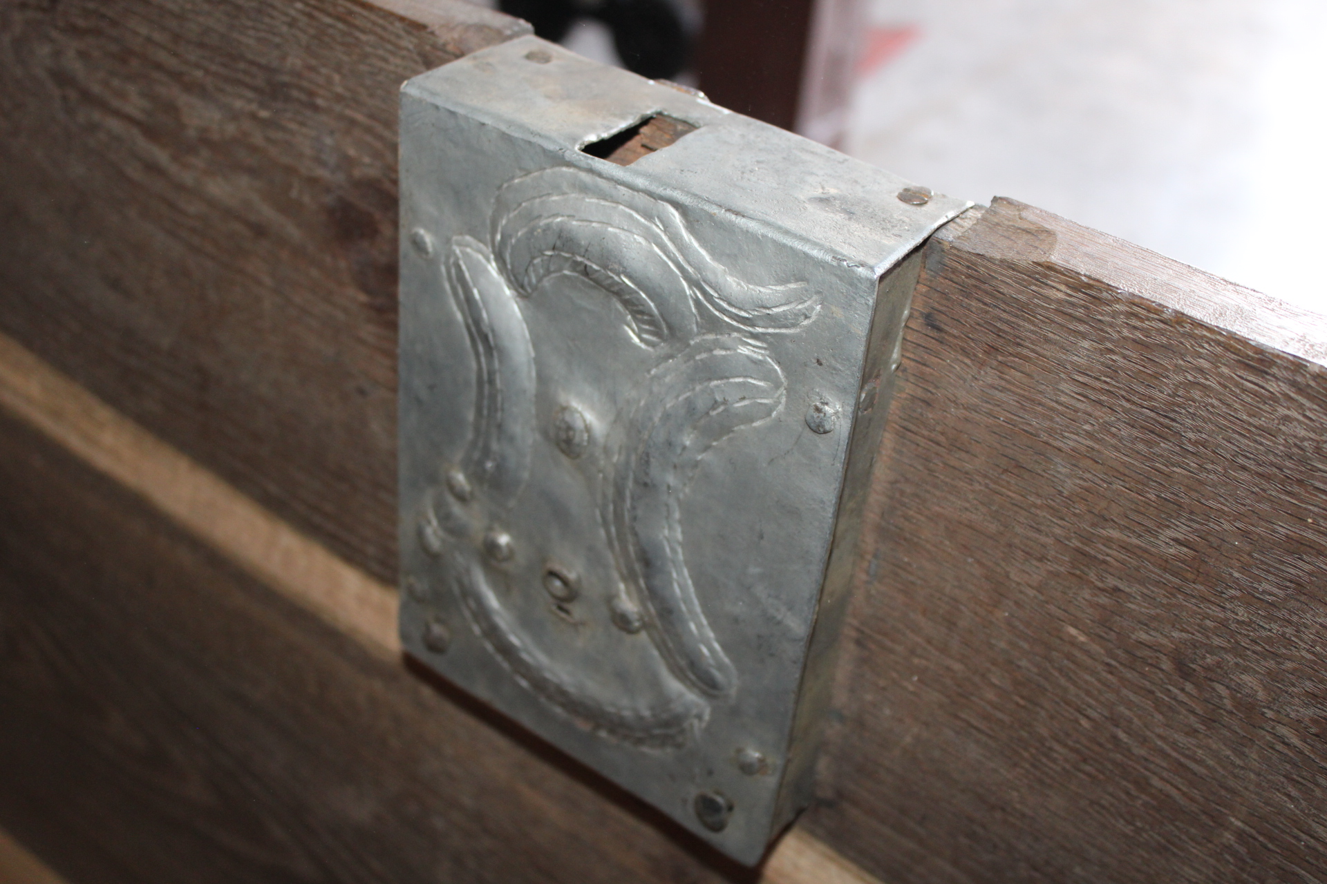 STAROŽITNÁ TRUHLA, INTARZOVANÁ