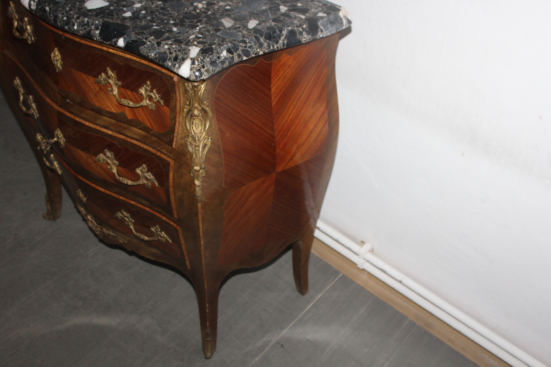 KOMODA S MRAMOROVOU DESKOU