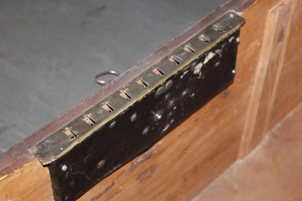 OKOVANÁ STAROŽITNÁ TRUHLA S HRACÍM ZÁMKEM