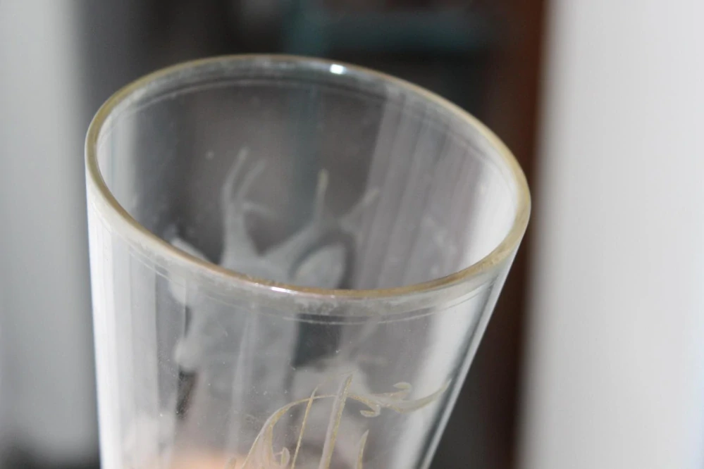 STAROŽITNÁ SKLENICE, R. 1908, S MYSLIVECKÝM MOTIVEM