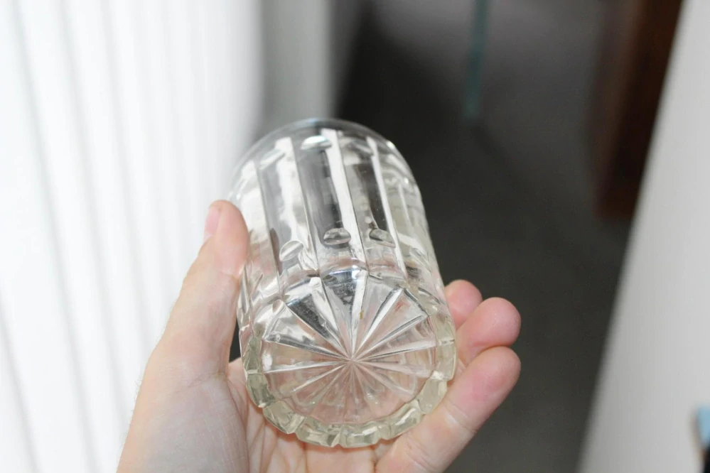 STAROŽITNÁ SKLENICE S LOVECKÝM MOTIVEM