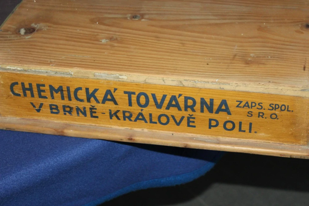 STAROŽITNÁ OBCHODNÍ VITRINA, BRNO KRÁLOVO PL.