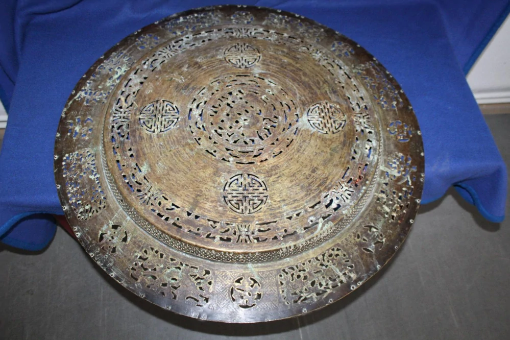 OBROVSKÝ STAROŽITNÝ TÁC, CHINA?