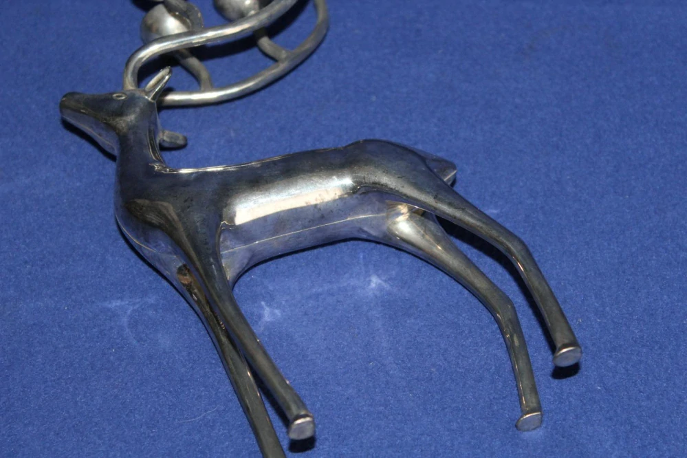 JELEN S ŠESTI SVÍCNY?, BÍLÁ MOSAZ