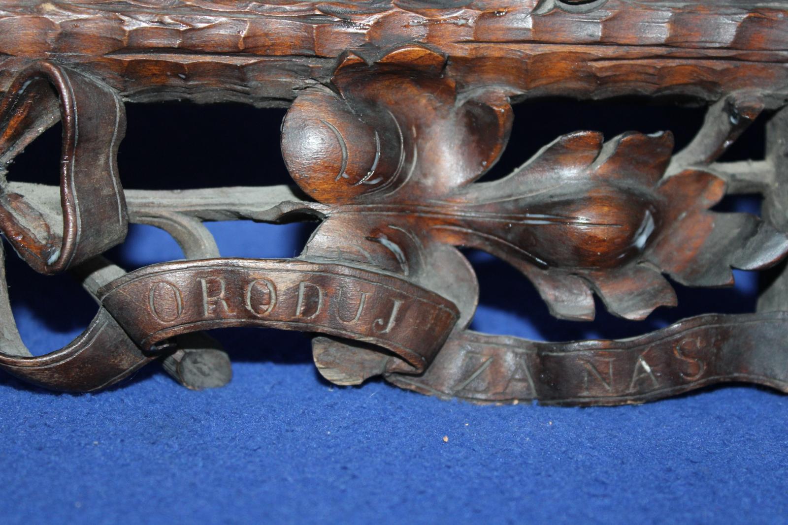 STAROŽITNÝ VYŘEZÁVANÝ RÁM, POMOCNICE KŘESŤANŮ ORODUJ...