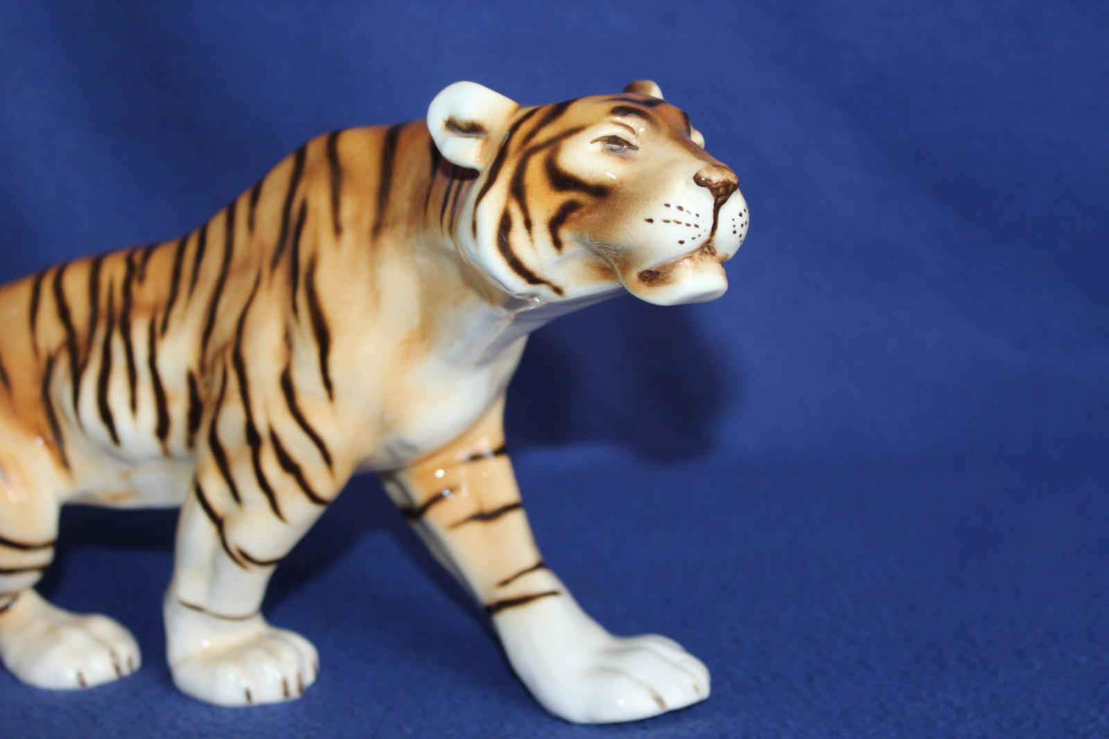 VELKÁ PORCELÁNOVÁ SOCHA, TYGR
