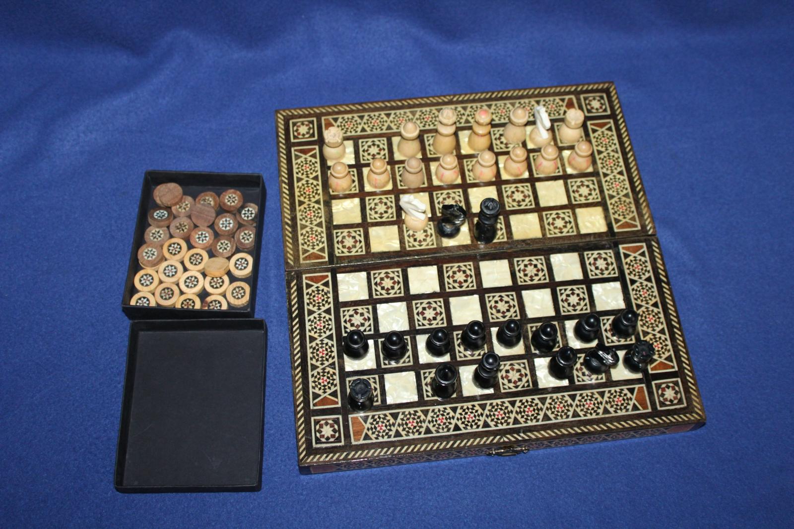 ŠACHY VYKLÁDANÉ PERLETÍ