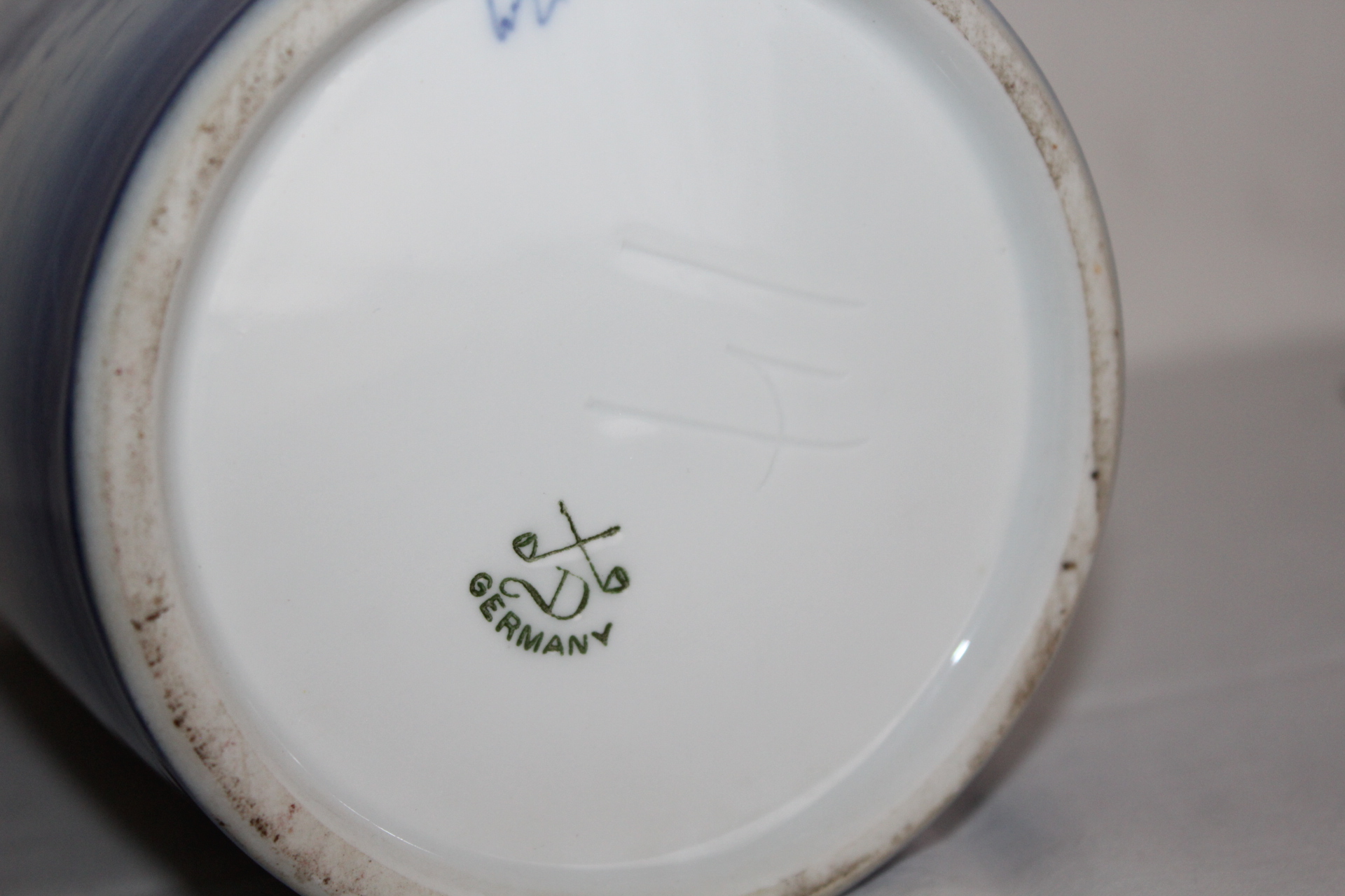 STAROŽITNÁ PORCELÁNOVÁ NÁDOBA, NĚMECKO