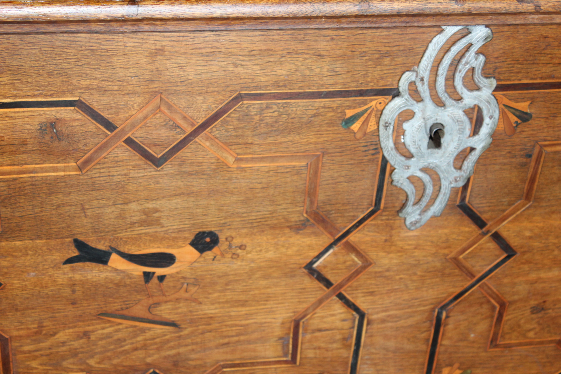 STAROŽITNÁ TRUHLA, INTARZOVANÁ