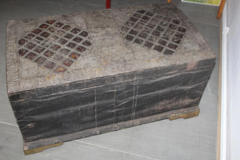 OKOVANÁ STAROŽITNÁ TRUHLA S HRACÍM ZÁMKEM