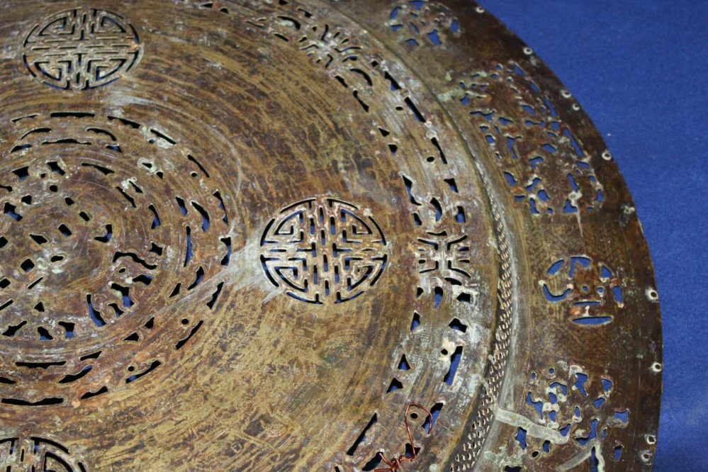 OBROVSKÝ STAROŽITNÝ TÁC, CHINA?