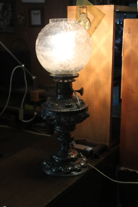 STOLNÍ LAMPA, PETROLEJKA EL.