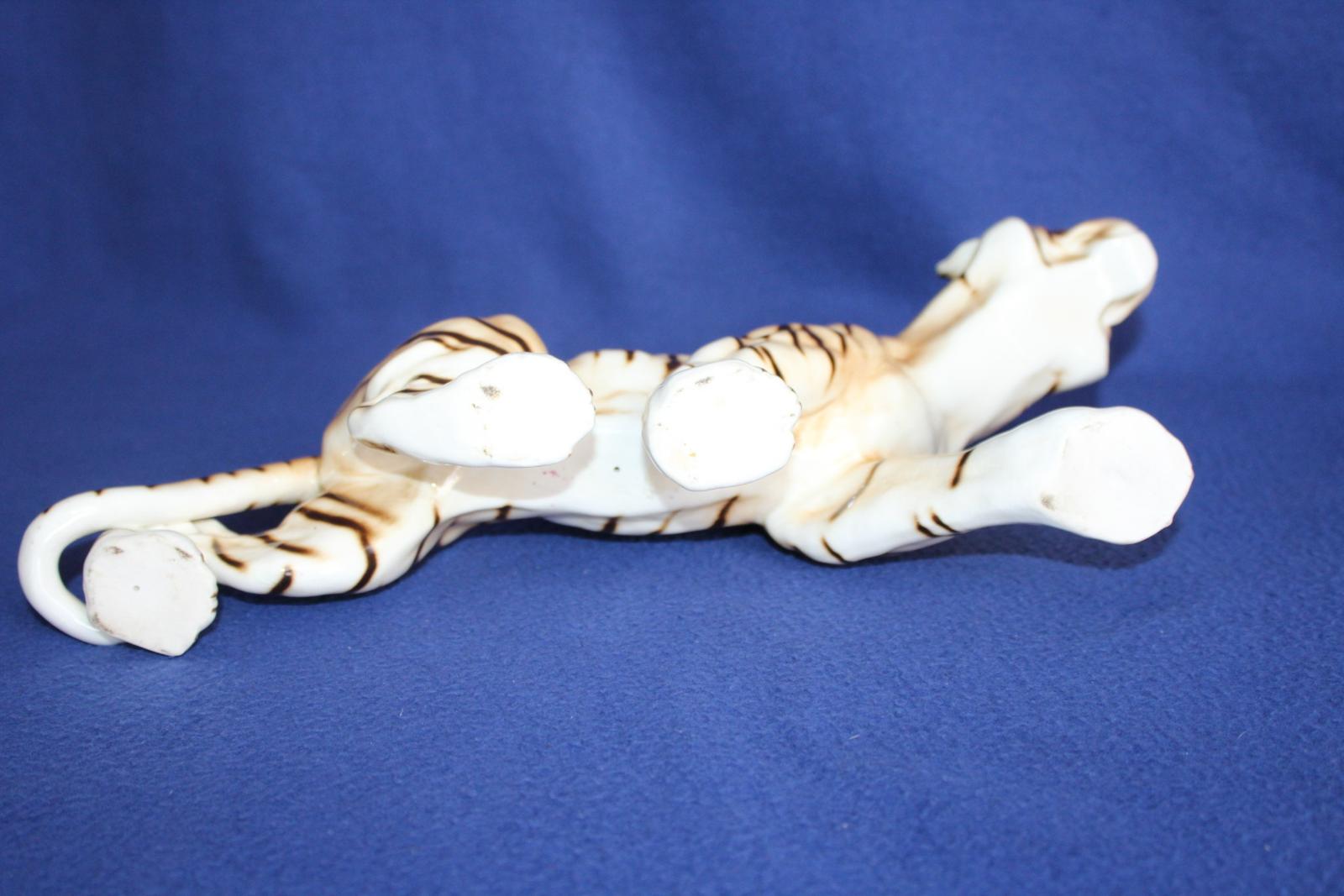 VELKÁ PORCELÁNOVÁ SOCHA, TYGR