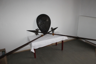 HALAPARTNA ŠTÍT, ZBROJ