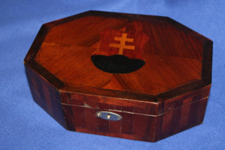 DŘEVĚNÁ ŠPERKOVNICE SE SLOVENSKÝM ZNAKEM