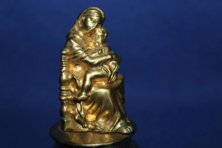 MADONA S DÍTĚTEM, BRONZOVÁ SOCHA