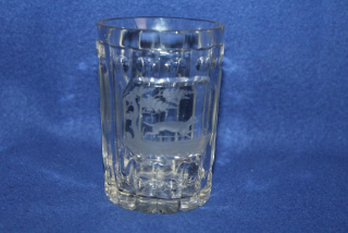 STAROŽITNÁ SKLENICE S LOVECKÝM MOTIVEM