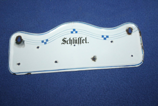 SMALTOVANÁ CEDULE NAD UMYVADLO