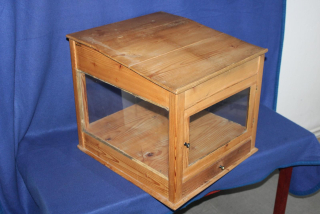 STAROŽITNÁ OBCHODNÍ VITRINA, BRNO KRÁLOVO PL.