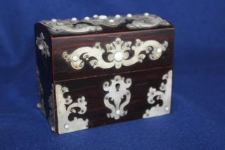 VYKLÁDANÁ TRUHLIČKA