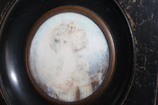 STAROŽITNÁ MINIATURA NA SLONOVINĚ