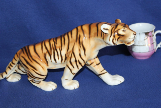 VELKÁ PORCELÁNOVÁ SOCHA, TYGR