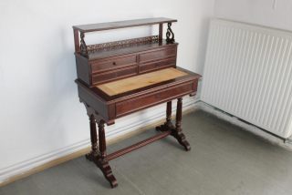 STAROŽITNÝ PSACÍ STŮL