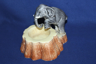 PORCELÁNOVÝ SLON, POPELNÍK